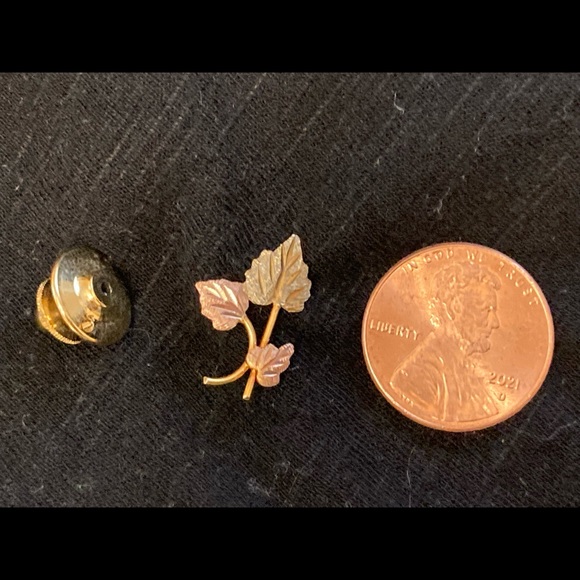 Landstrom’s Black Hills Gold Pin - Picture 4 of 4